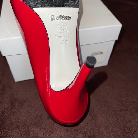 Ron White Signature Victoria Lipgloss Patent Pump Vibrant Red Size 37.5 Heels - Picture 6 of 7